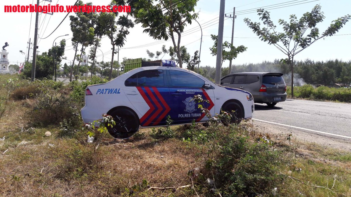Polres Tuban Memasang Rambu Mobil Patroli Polisi Palsu Untuk
